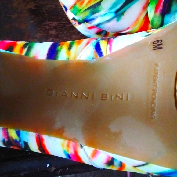 Women's Gianni Bini Flower Heels Size 6 - Picture 6 of 6